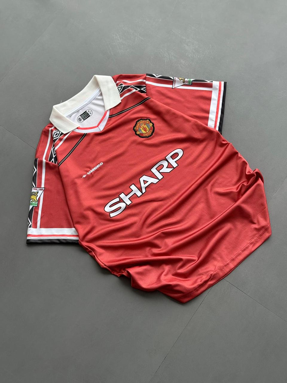 Manchester United 1998-1999 home retro jersey featuring David Beckham's number 7.
