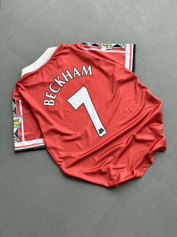 Manchester United 1998-1999 home retro jersey featuring David Beckham's number 7.